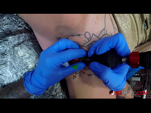 ❤️ Estremamente tatuato hottie Sully Savage ottenuto un tatuaggio sul suo clitoride ️ Slutsal it.xxxdesichudai.ru ❤️